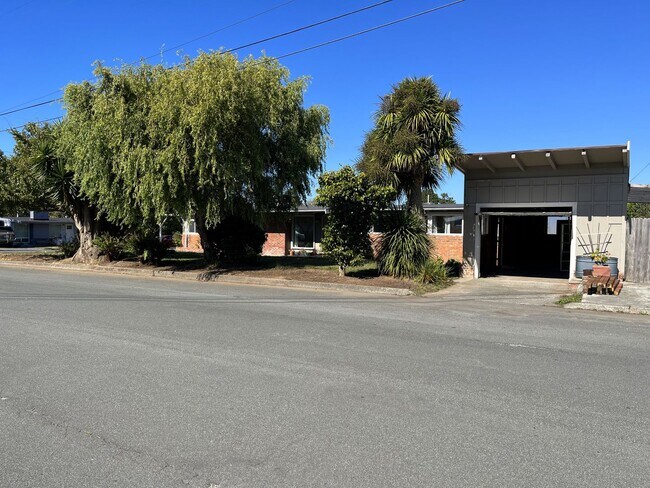 Foto del edificio - Large Dog-Friendly Myrtletown Home Located On A Large Corner Lot!