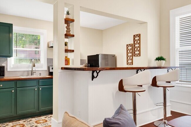 Building Photo - West Park Suites Unit B