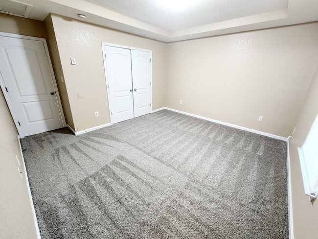 Building Photo - 4102 Valley View Dr NE