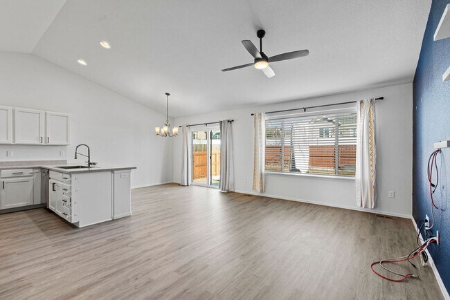 Foto del edificio - Charming 5-Bedroom Ranch Home with Modern Comforts – Pet-Friendly!