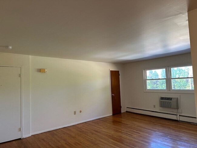 Foto del edificio - 2nd Floor 2 Bedroom 1 Bathroom Apartment F...