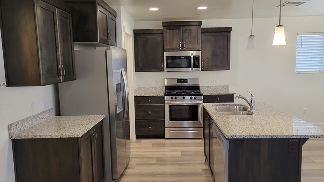 Building Photo - 4 bed / 2.5 bath / 2 car Desert Canyons house