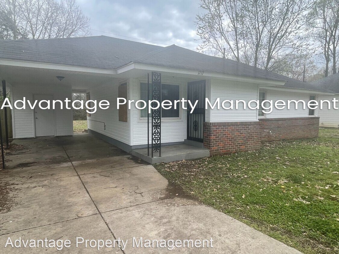 Primary Photo - 3 br, 1.5 bath House - 1717 Oakwood Dr.
