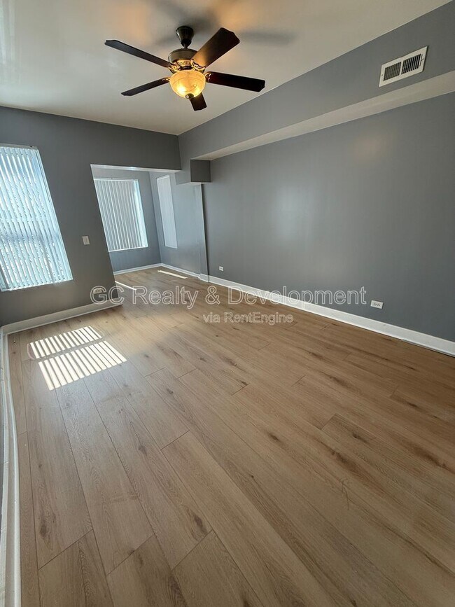 Foto del edificio - 3302 W Fulton Blvd