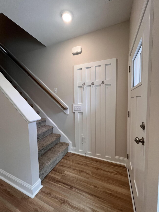 Building Photo - Spacious 2 Bedroom, 2.5 Bath Townhome 160 Loren Rd.