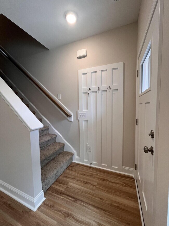 Foto del edificio - Spacious 2 Bedroom, 2.5 Bath Townhome 160 Loren Rd.