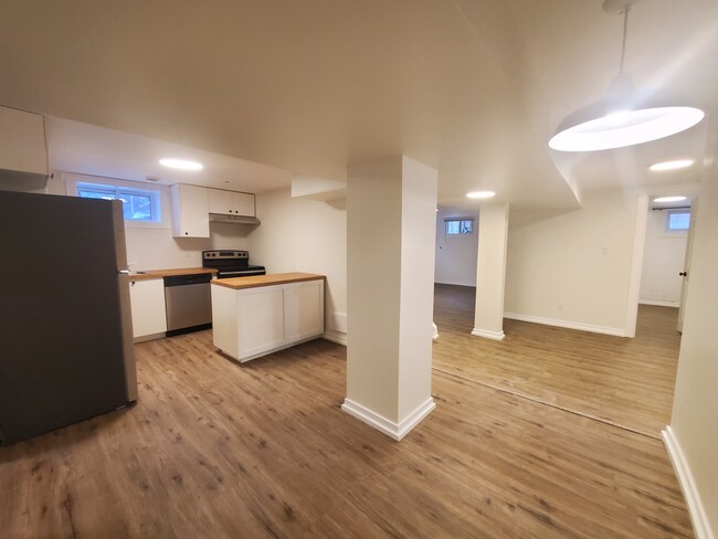 Building Photo - 22 Hyde Park Av