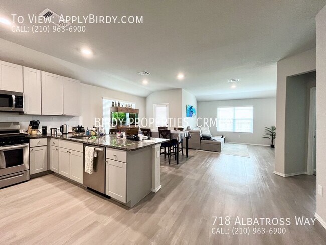 Building Photo - Charming 3 Bedroom Home with 2 Full Bathro...