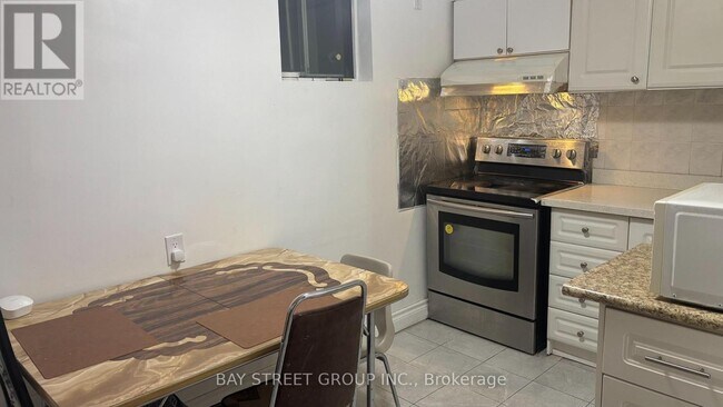 Building Photo - 865 Consort Crescent