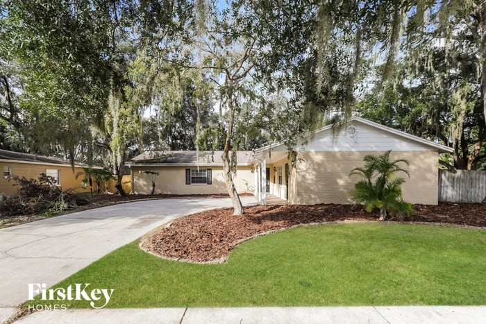 Primary Photo - 1120 Brandon Lakes Ave