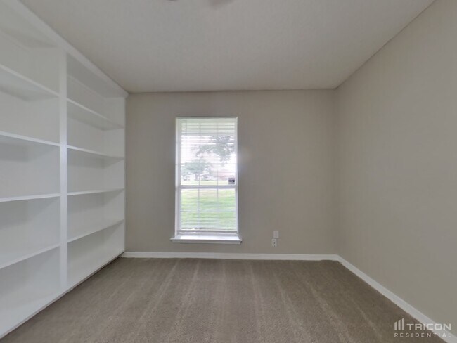 Building Photo - 2727 Fox Creek Dr E