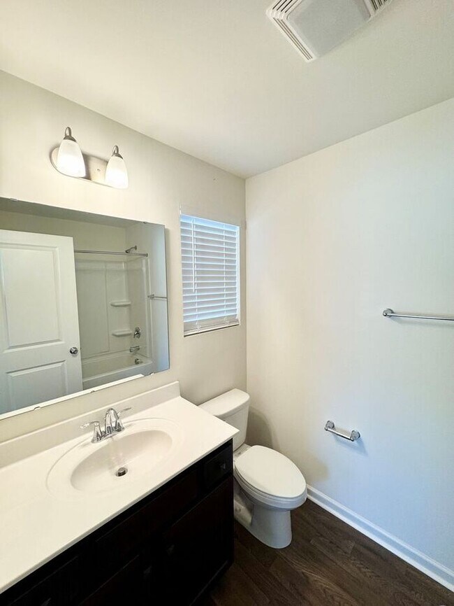 Foto del edificio - Lovely end-unit townhome!