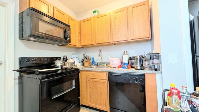 Foto del edificio - Modern Allston 2-bed, 1-bath Minutes from Packard's Corner