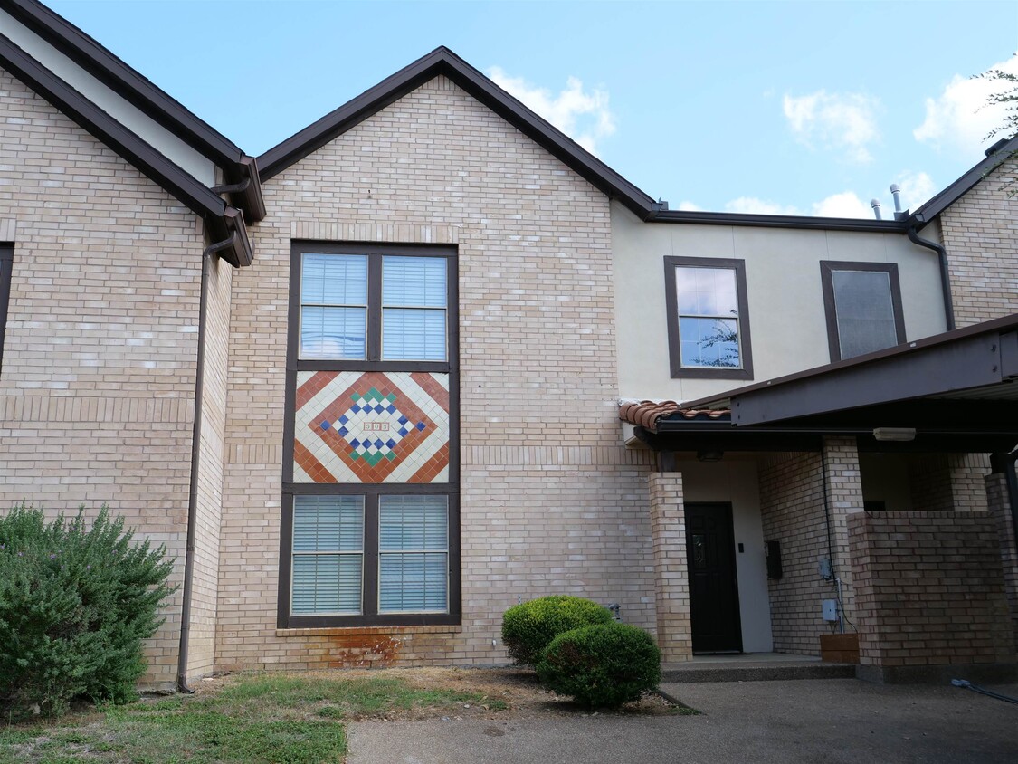 Foto principal - 2445 Monarch Dr