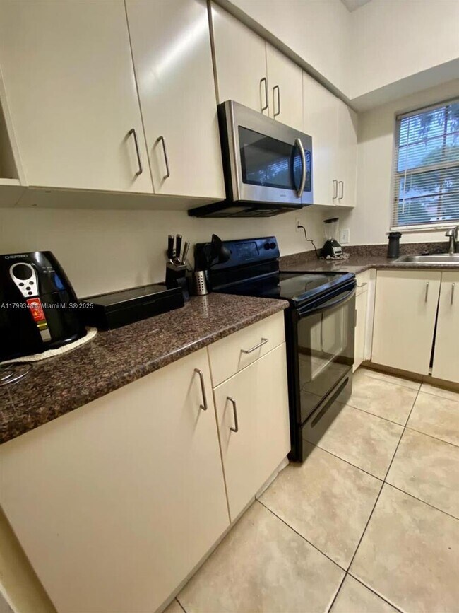 Building Photo - 640 Cypress Club Way