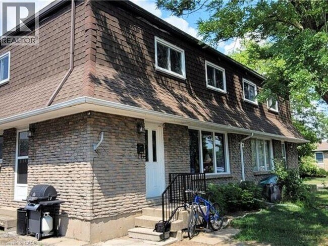 Photo du bâtiment - 100 Endicott Terrace