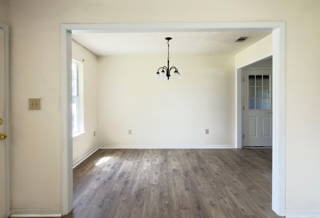 Building Photo - 4060 Northlake Dr