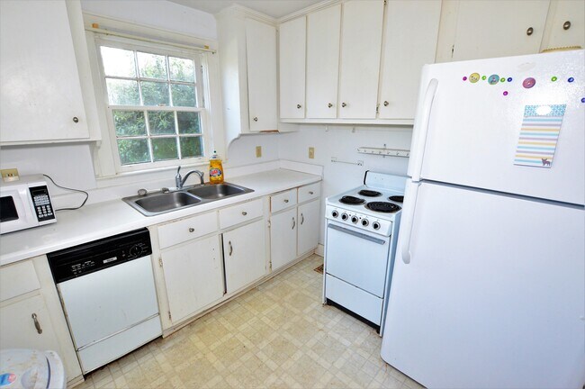 Building Photo - 1211 Highland St