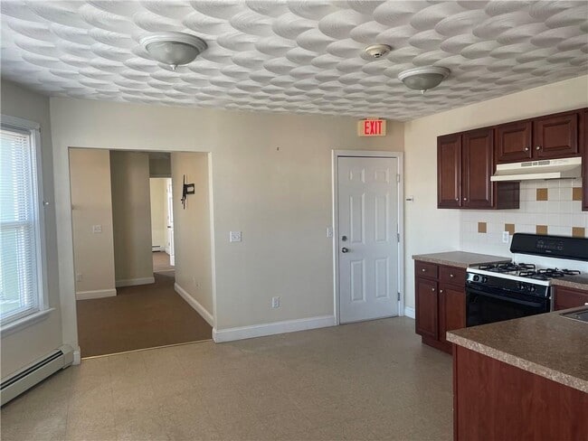 Building Photo - 585 Main St