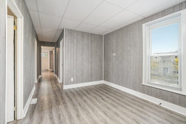 Building Photo - 505 La Grave Ave SE