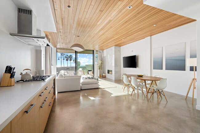 Building Photo - 305 Ocean Front Walk