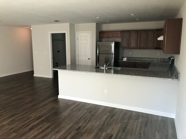 Building Photo - Spacious 3BED/2BATH! Awesome Location!