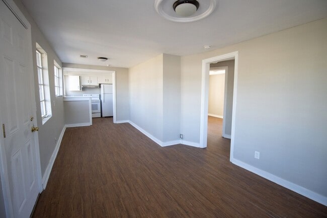 Building Photo - 2 Bedroom, 1 Bath - W. Columbia Cottage - ...