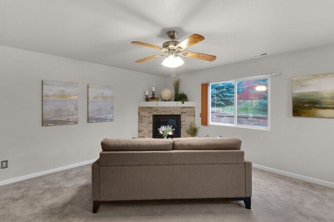 Building Photo - 3 BED/2.5 BATH TOWNHOME W/PATIO & 2-CAR GA...