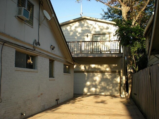 Building Photo - 1601 Park garage apt St