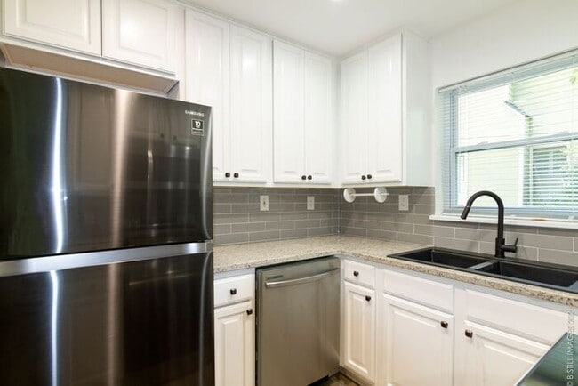 Building Photo - COMING SOON!! 3bdrm/1bath in the heart of the Oakhurst Community