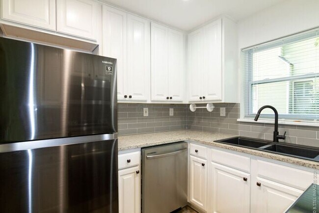 Foto del edificio - COMING SOON!! 3bdrm/1bath in the heart of the Oakhurst Community