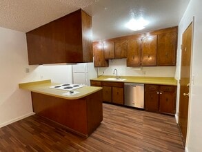 Kitchen - 4828 Cowell Blvd