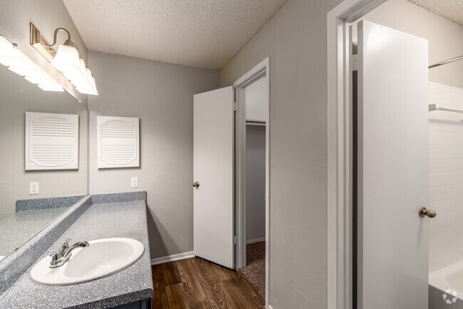 2BR, 2BA, 961SF - Baño principal - The Bricks on 13th Apartments