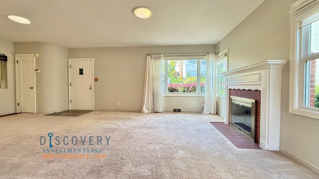 Building Photo - Attractive Mid-Century Modern Dimond Distr...