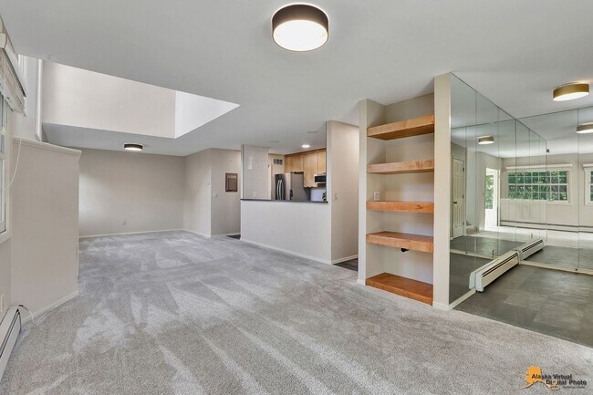 Foto del edificio - Spacious and bright condo located in a quiet area that boasts the perfect combination of style an...