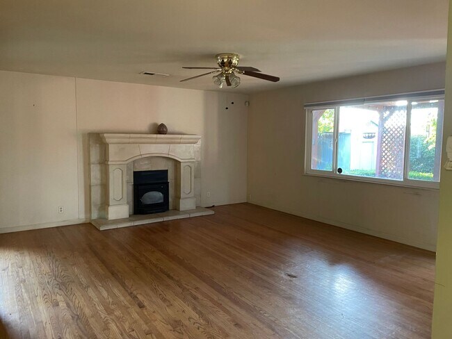 Building Photo - 6109 Golden Dawn Way