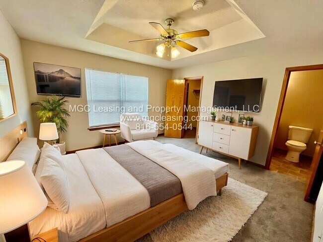 Foto del edificio - A Bright, Comfortable Split-Level Home in a Convenient Raymore Location - Available April 24