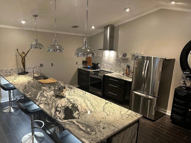 Building Photo - Available August 1st! Beautifully Remodele...