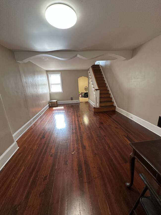 Building Photo - 1914 E Hazzard St