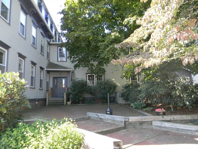 Building Photo - 12 Walnut St
