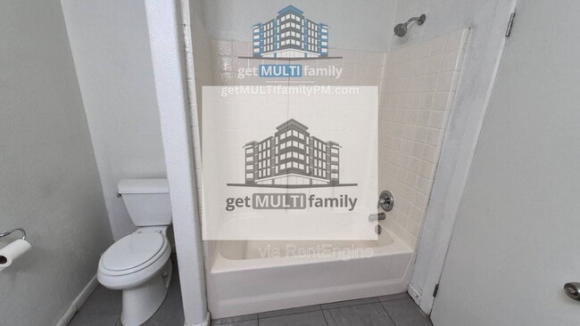 Building Photo - 3006 E Granada Rd