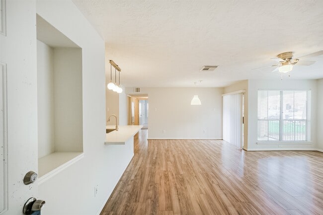 Foto del edificio - 8051 Bay Branch Dr