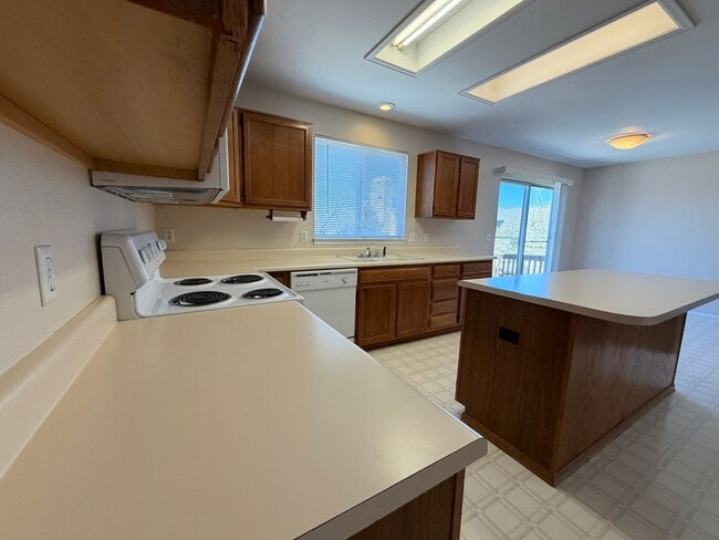 Building Photo - Aurora CO Rental in Seven Hills – 3BR/3BA with Deck, Fireplace & Walkout Basement