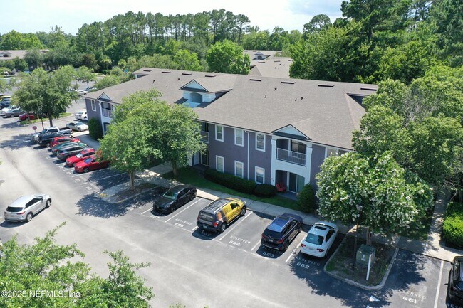 Foto del edificio - 7920 Merrill Rd
