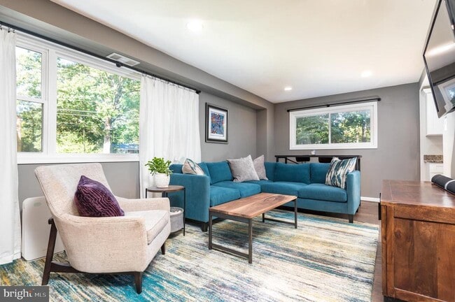 Building Photo - 8601 Cromwell Dr