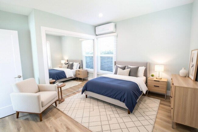 Foto del edificio - Santa Monica House with Huge Yard on Walking Street Blocks to Beach