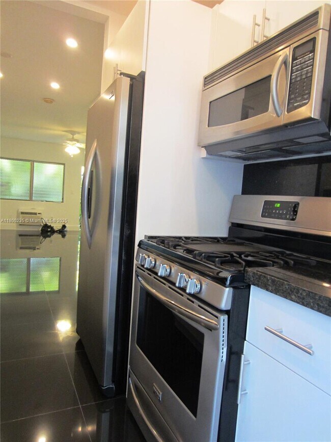 Foto del edificio - 8132 Harding Ave