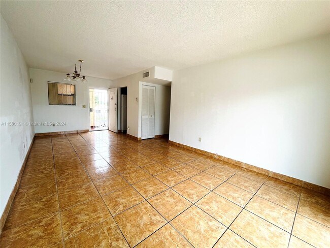 Foto del edificio - 6820 W Flagler St