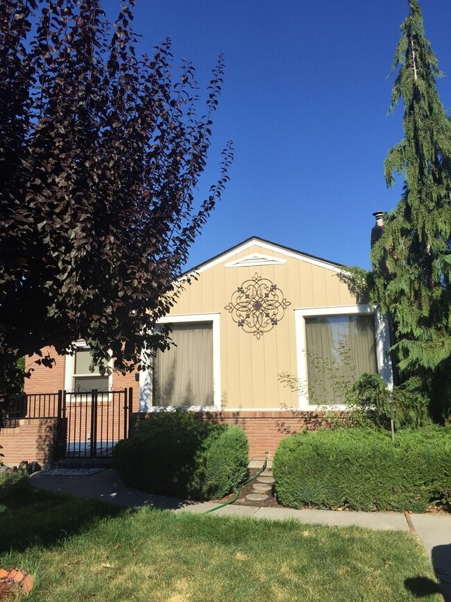Building Photo - Darling Home in Historic Yakima Neighborhood