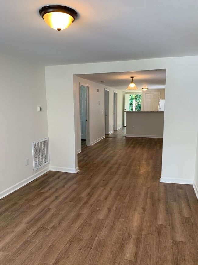 Building Photo - $500 OFF 1ST MONTH'S RENT! 3 Bedroom, 1 Ba...